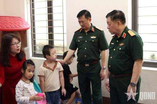 Đại tướng Nguyễn Trọng Nghĩa thăm, động viên học sinh khuyết tật tại Thái Nguyên
