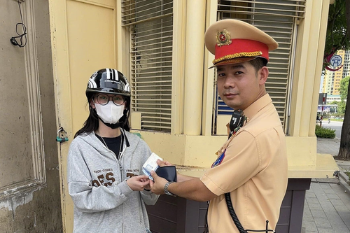 Hà Nội: Cô gái bị rơi ví giấy tờ được Cảnh sát giao thông liên hệ trao trả