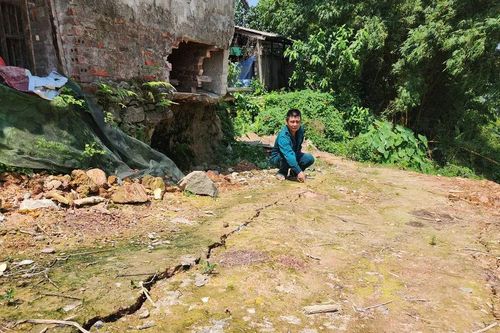 Hà Tĩnh: Sạt lở bờ sông Ngàn Phố uy hiếp nhà dân