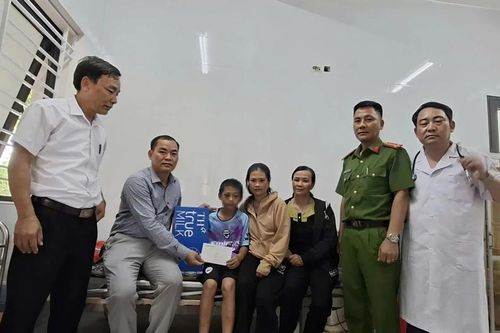 Bé trai nghi bị bạo hành ở Nghệ An được chuyển tuyến để điều trị