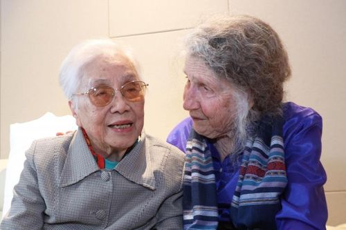 Những người phụ nữ nối nhịp hòa bình