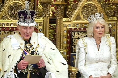 Vua Charles III đọc chương trình nghị sự giữa 'bão' chính trị bủa vây Thủ tướng Starmer