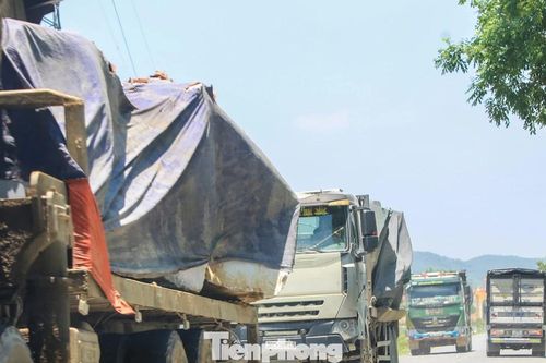 Khiếp vía xe Howo chở đá 'khủng', nghênh ngang trên quốc lộ ở Thanh Hóa