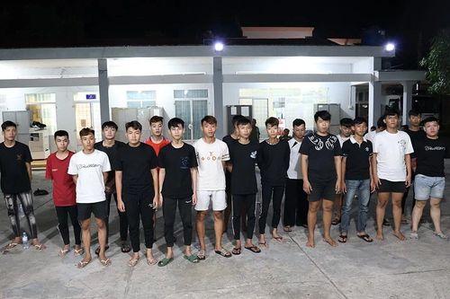 Hàng chục thanh thiếu niên hỗn chiến bằng dao, bom xăng lúc rạng sáng