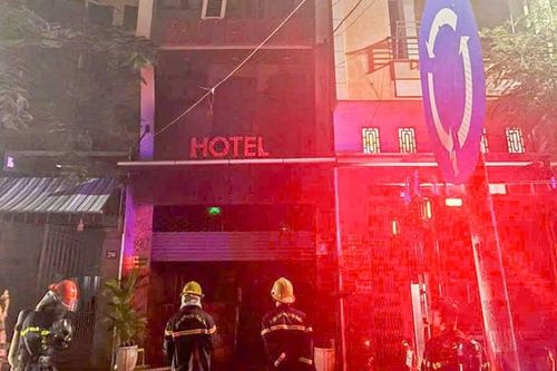 Cháy khách sạn lúc rạng sáng ở Nha Trang, khách hoảng loạn chạy lên tầng thượng