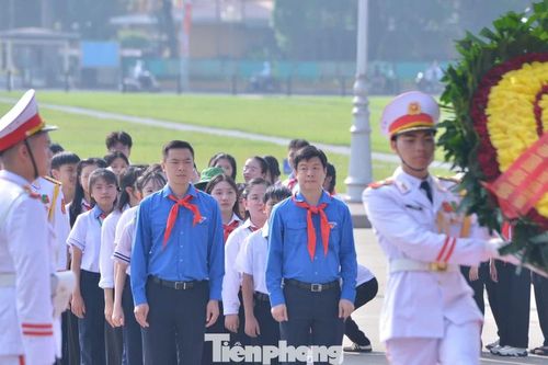 Thiếu nhi, Tổng phụ trách Đội tiêu biểu vào Lăng viếng Bác