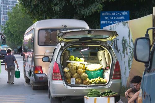 Muôn kiểu bán hàng 'du kích' thời dẹp vỉa hè Hà Nội