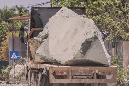 Sẽ xử lý nghiêm xe Howo chở đá 'khủng', nghênh ngang trên quốc lộ ở Thanh Hóa