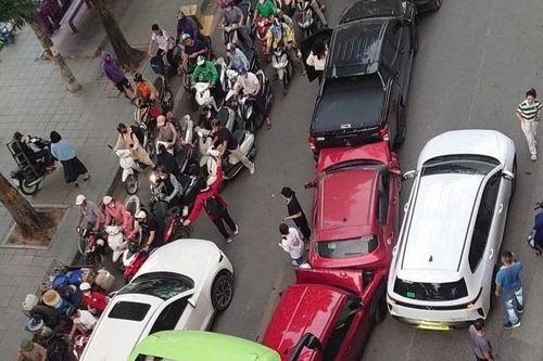 7 ô tô va chạm dồn toa trên đường Kim Ngưu, Hà Nội