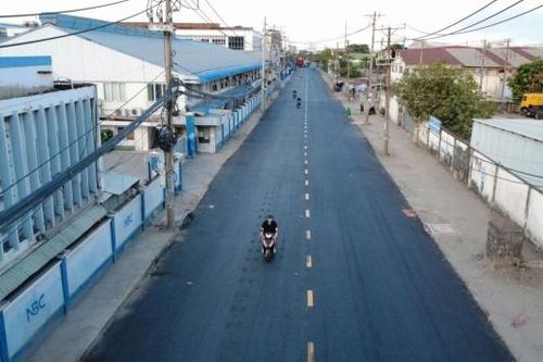 Đường đầy hố sâu hơn nửa mét ở TP HCM 'thay áo mới'