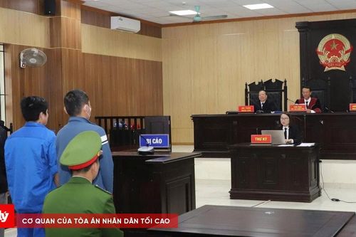 Từ vật dụng nhà bếp đến 'vũ khí quân dụng' trước bục khai báo