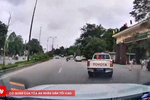 CSGT dẫn đường đưa bé gái nguy kịch đi cấp cứu trong 'giờ vàng'