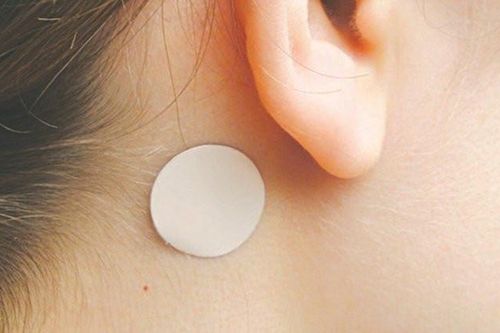 Bé gái bị loạn thần phải nhập viện vì miếng dán chống say tàu xe