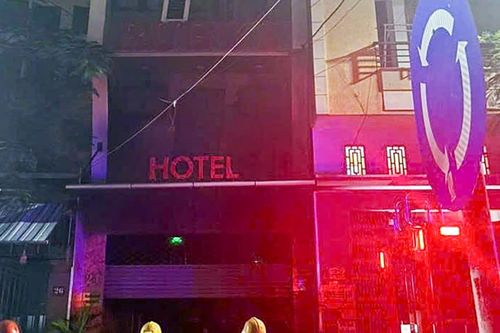 Cháy khách sạn ở Nha Trang, hai du khách chạy lên sân thượng thoát thân