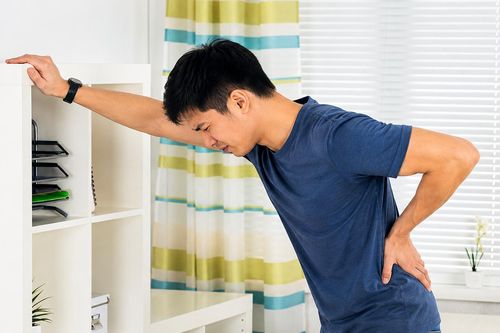 20 tuổi đã cứng cổ không thể xoay, 6 dấu hiệu đau lưng cần khám sớm