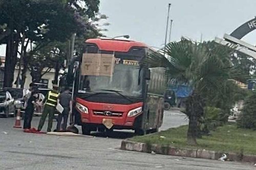 Tài xế tử vong trên xe khách đỗ bên đường ở Hà Nội