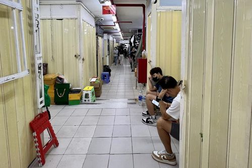 Quản lý thị trường kiểm tra Saigon Square, cảnh quen thuộc lại xuất hiện
