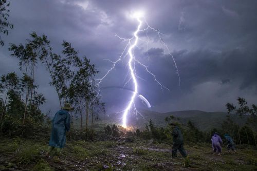 2 người bị sét đánh tử vong khi làm rẫy keo ở Quảng Ngãi