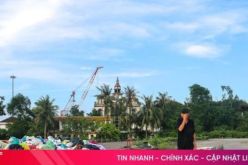 Rác thải bủa vây đê hữu sông Lam