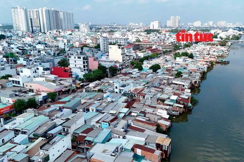 Di dời nhà ở ven kênh, rạch ở TP Hồ Chí Minh - Bài 1: Vẫn còn nhiều ngôi nhà tự phát trên 'mặt nước'