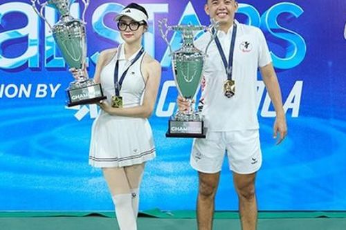 Hoa hậu Hương Giang cùng Lý Hoàng Nam ngược dòng vô địch giải pickleball toàn sao