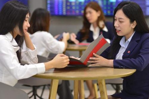 Lợi nhuận toàn ngành môi giới chứng khoán phân hóa mạnh