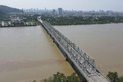 'Lá chắn' thép ngăn người nhảy cầu Bến Thủy sắp hoàn thành