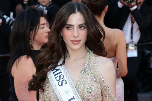 Đương kim Miss Universe xuất hiện khác biệt ở thảm đỏ Cannes 2026