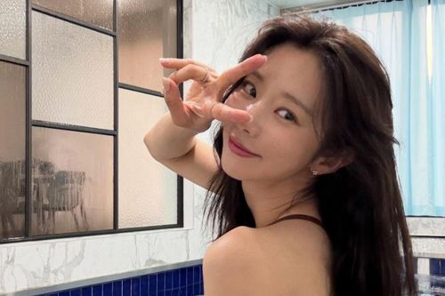 Nữ diễn viên Lee Joo Bin 'gây sốt' với loạt ảnh đồ tắm gợi cảm trong chuyến du lịch