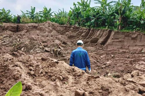 Hưng Yên: Nông dân bàng hoàng khi hàng ngàn mét ruộng biến thành hố sâu lút đầu