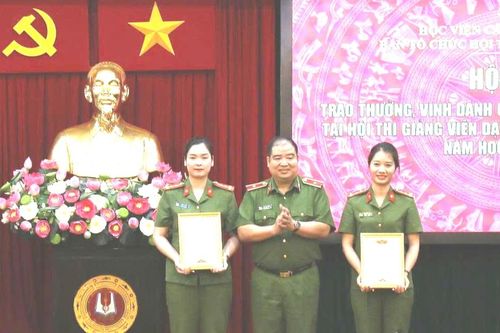 Khen thưởng các nữ giảng viên đoạt giải Hội thi dạy giỏi Học viện Cảnh sát nhân dân