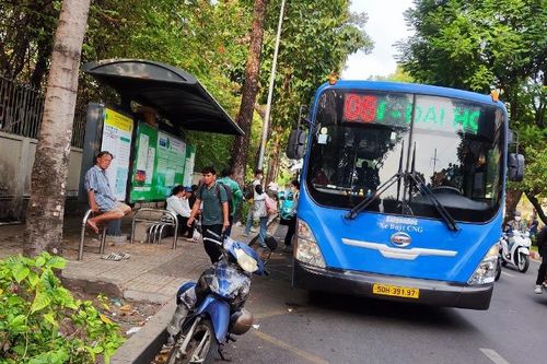Nhà chờ xe buýt TP.HCM vì sao vẫn nhếch nhác?