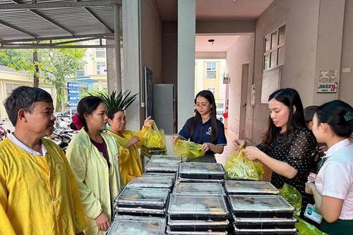 Ấm tình người nơi hành lang bệnh viện