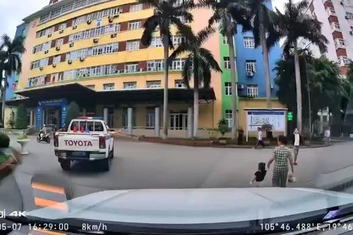 Cảnh sát giao thông dẫn đường đưa cháu bé cấp cứu kịp thời