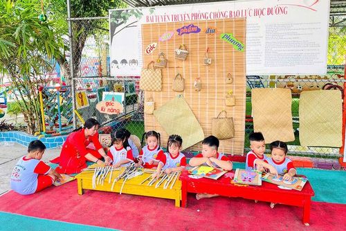 Gỡ rào cản ngôn ngữ cho trẻ