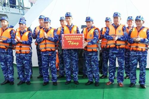 Đoàn công tác Cảnh sát biển Việt Nam thăm, động viên các lực lượng làm nhiệm vụ trên biển Tây Nam