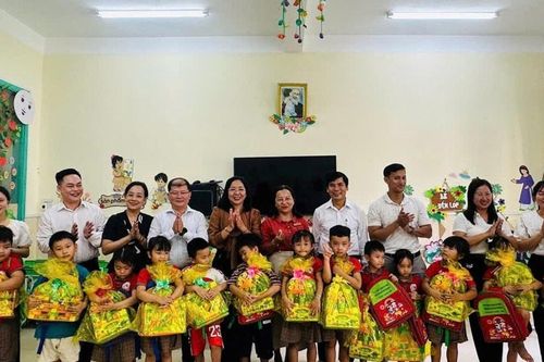 Thăm, tặng quà các trường học tại xã đảo Tân Hiệp