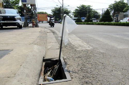 Cần đậy nắp hố ga