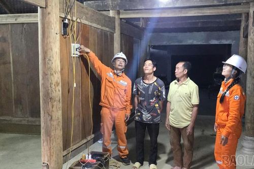 Đóng điện cho khu tái định cư Láo Vàng