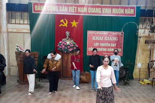 Phát huy vai trò người có uy tín trong vùng đồng bào dân tộc thiểu số