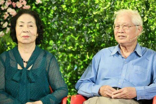 NSND Hồng Vân và gia thế tri thức: Con gái PGS.TSKH vẫn nhỏ bé bên mẹ ruột U90