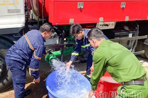 Những người lính cứu hỏa và hành trình đưa nước lên miền đá khát