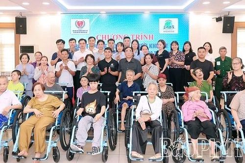 Trao tặng 520 xe lăn cho người khuyết tật vận động