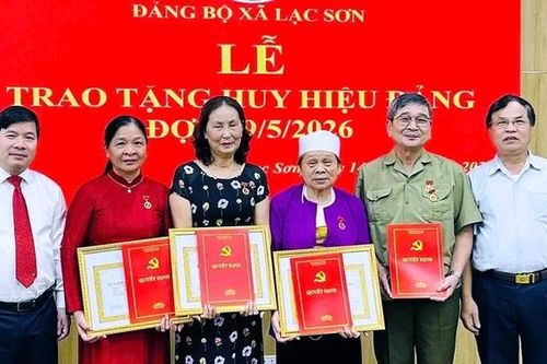 26 đảng viên Đảng bộ xã Lạc Sơn được trao Huy hiệu Đảng đợt 19/5
