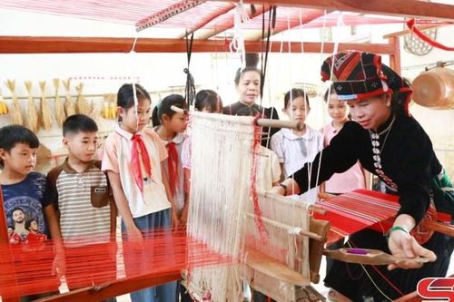Giữ lửa nghề dệt thổ cẩm bên dòng sông Đà