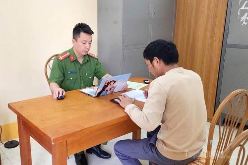 Công an xã Yên Minh làm việc với trường hợp 'báo chốt' trên Facebook