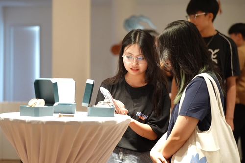 Người trẻ tiếp cận pháp lam Huế