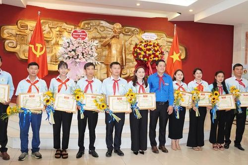 Tuyên dương 42 giáo viên Tổng phụ trách Đội giỏi và 43 thiếu nhi tiêu biểu