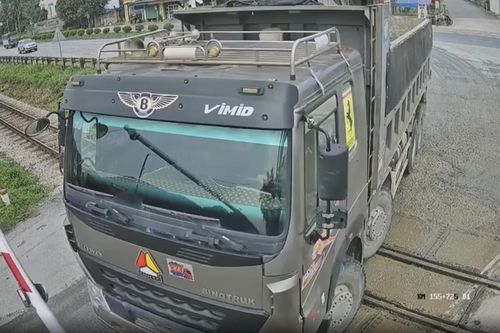 Thanh Hóa: Tài xế xe tải băng qua đường sắt khi tàu sắp đến bị phạt 11 triệu đồng