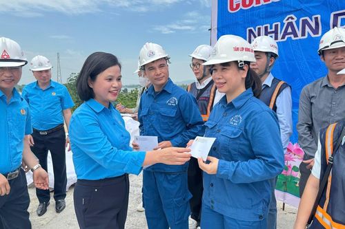 Lan tỏa yêu thương Tháng Công nhân: Công đoàn Xây dựng VN trao hàng trăm suất quà ý nghĩa